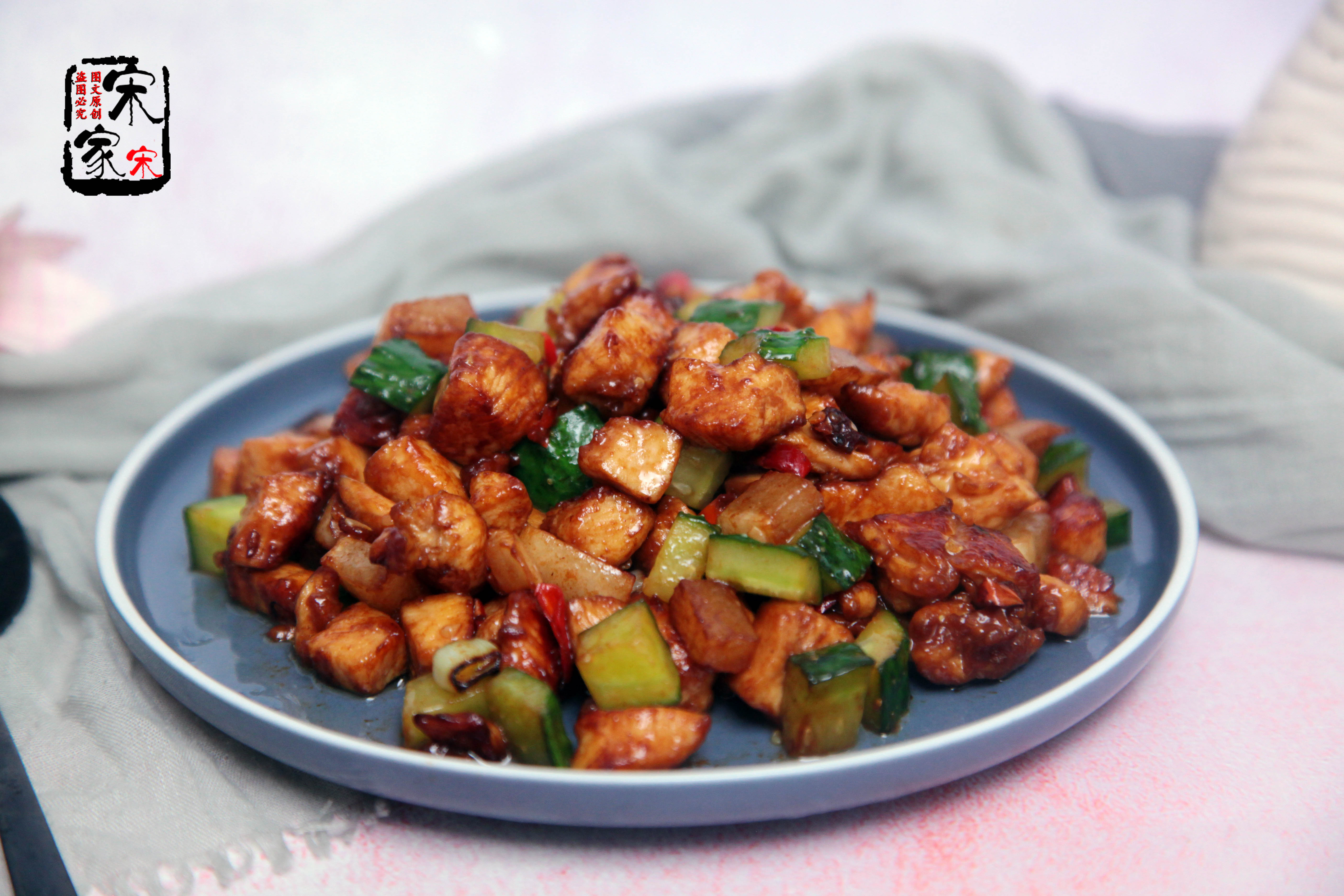 鸡胸肉这样做才好吃不炒不油炸,炒鸡胸肉丁嫩而不柴的诀窍