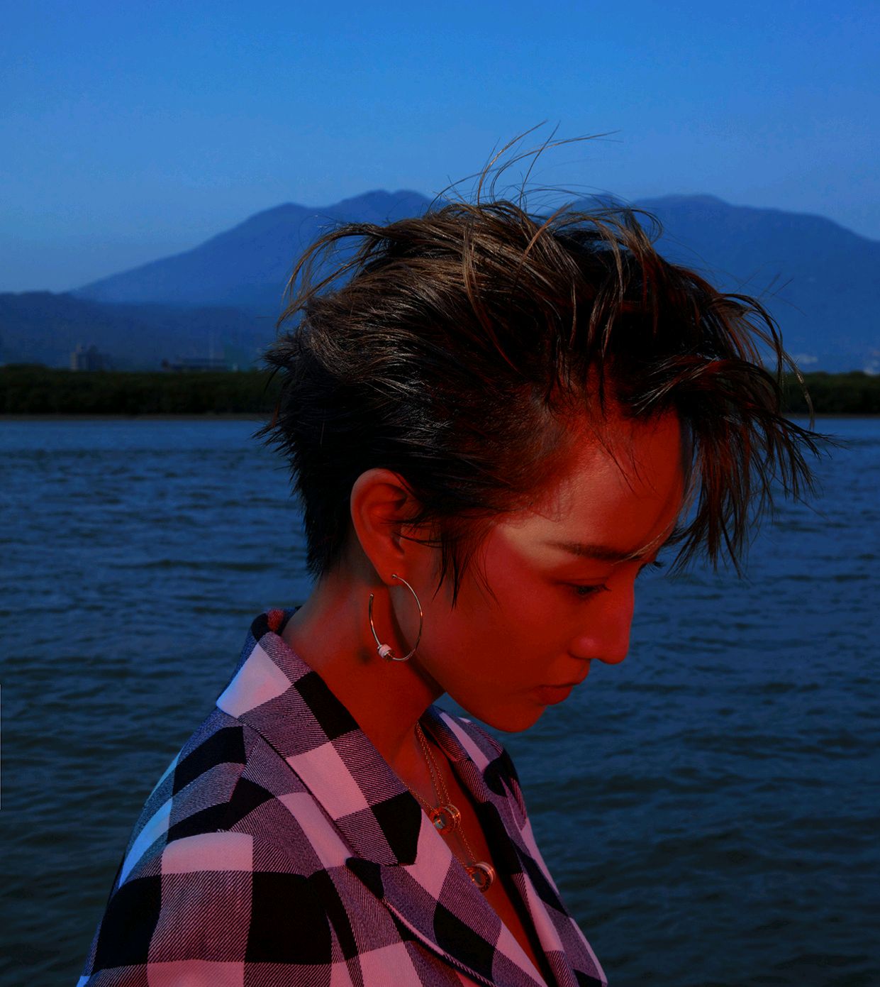 张钧甯很会穿，身穿格子套装搭配一双“老爹鞋”，干练又帅气