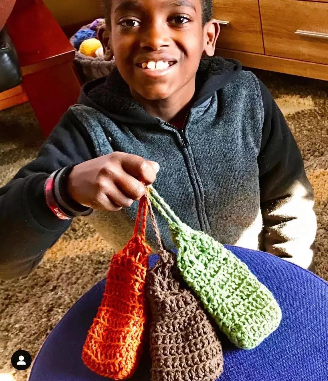 19万人看男生玩编织?从非洲弃婴到全美偶像,11岁男孩用6年逆袭人生...