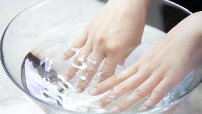 502胶水把手粘到一起怎么洗掉,502的胶粘着手了怎么弄