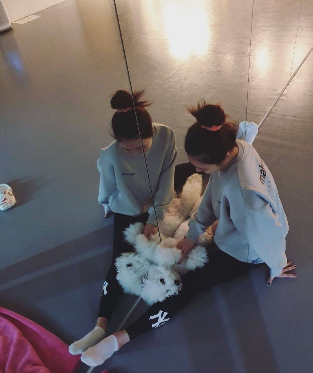 泫雅黑色衣服,泫雅穿红卫衣