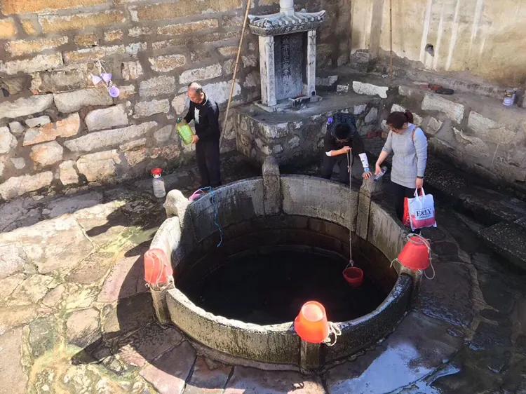 建水县烤豆腐蘸水,建水县曲江镇东山烤豆腐