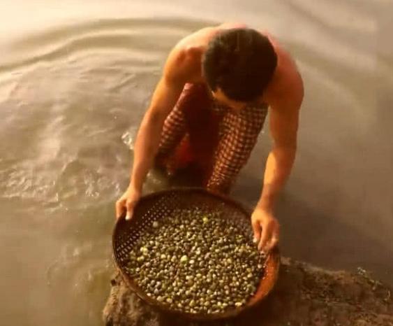 网红小哥吃罐头原视频,小哥吃100个生蚝