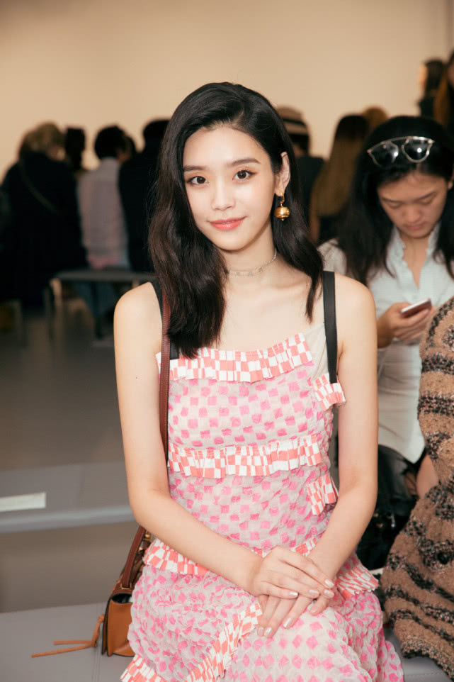 何穗杨幂穿的什么,杨幂黑色蓬蓬裙穿搭