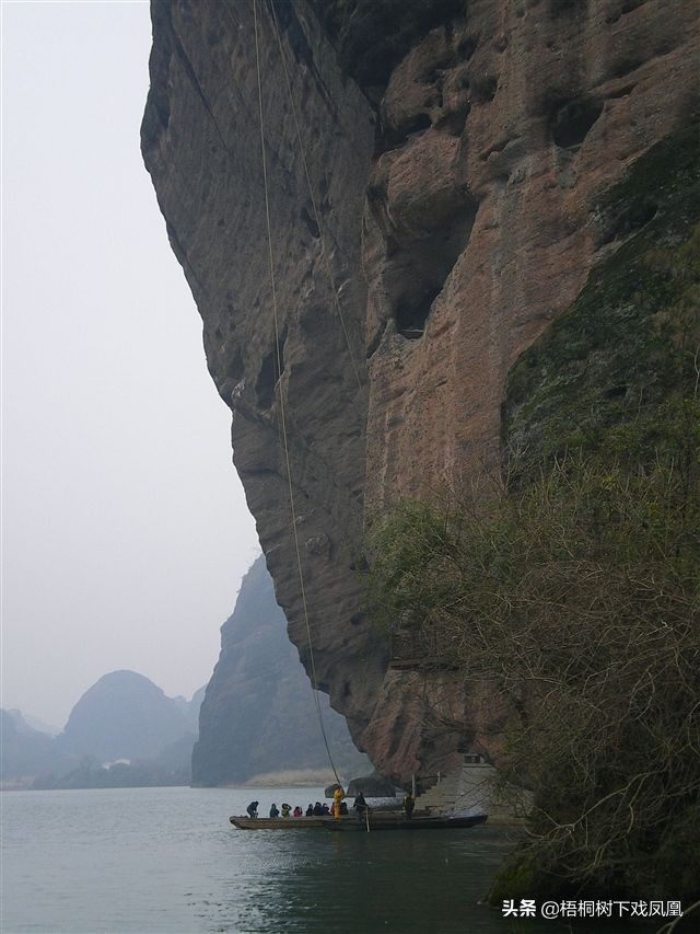 悬崖绝壁的坟墓是怎么修建的,悬崖峭壁上的棺材是怎么上去的