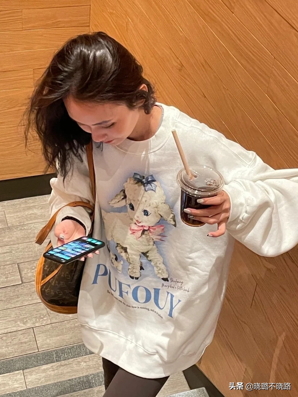 百搭洋气卫衣鲨鱼裤,卫衣鲨鱼裤穿搭女冬季搭配高级感