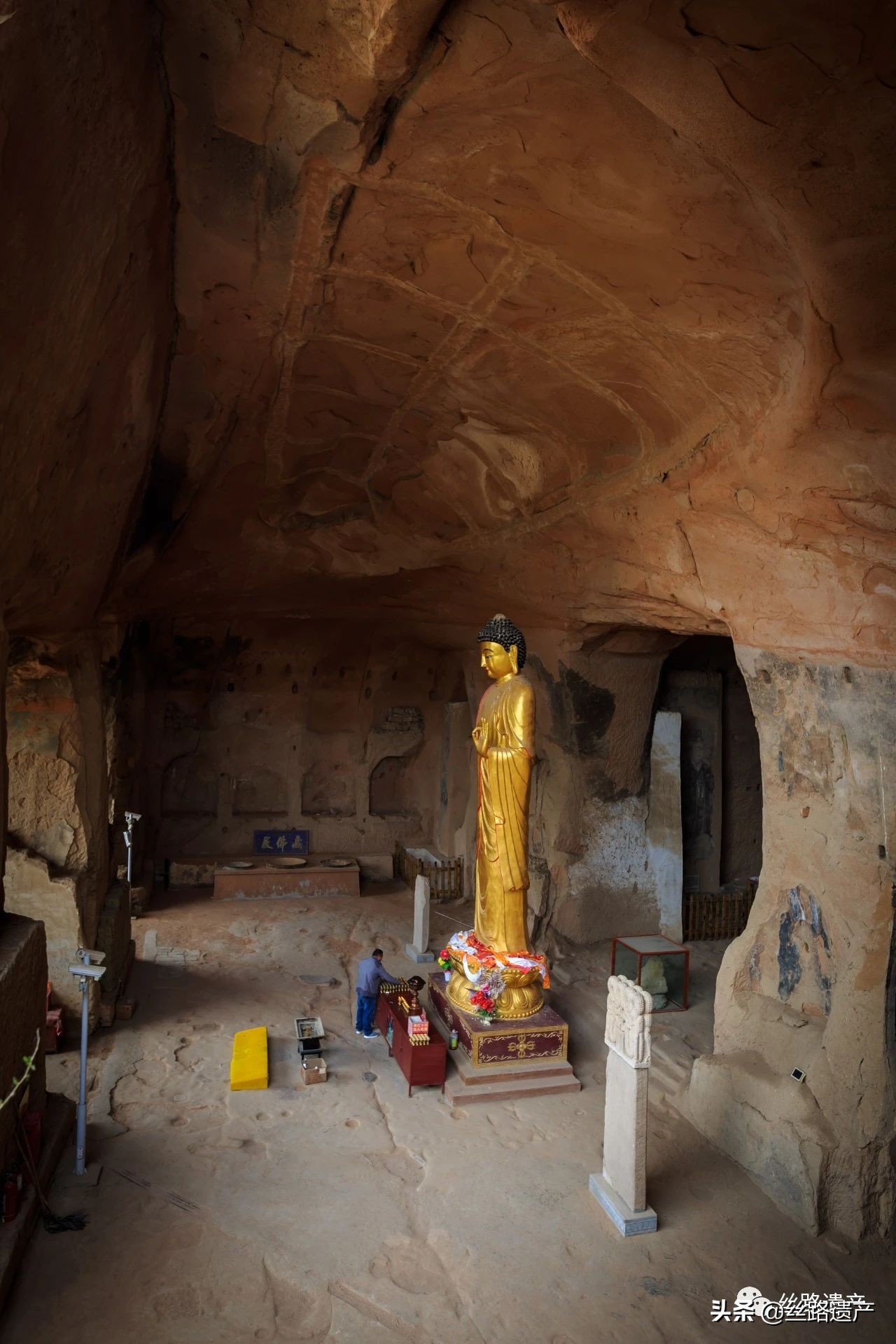 马蹄寺石窟群最大的洞窟,马蹄寺33天石窟内景色