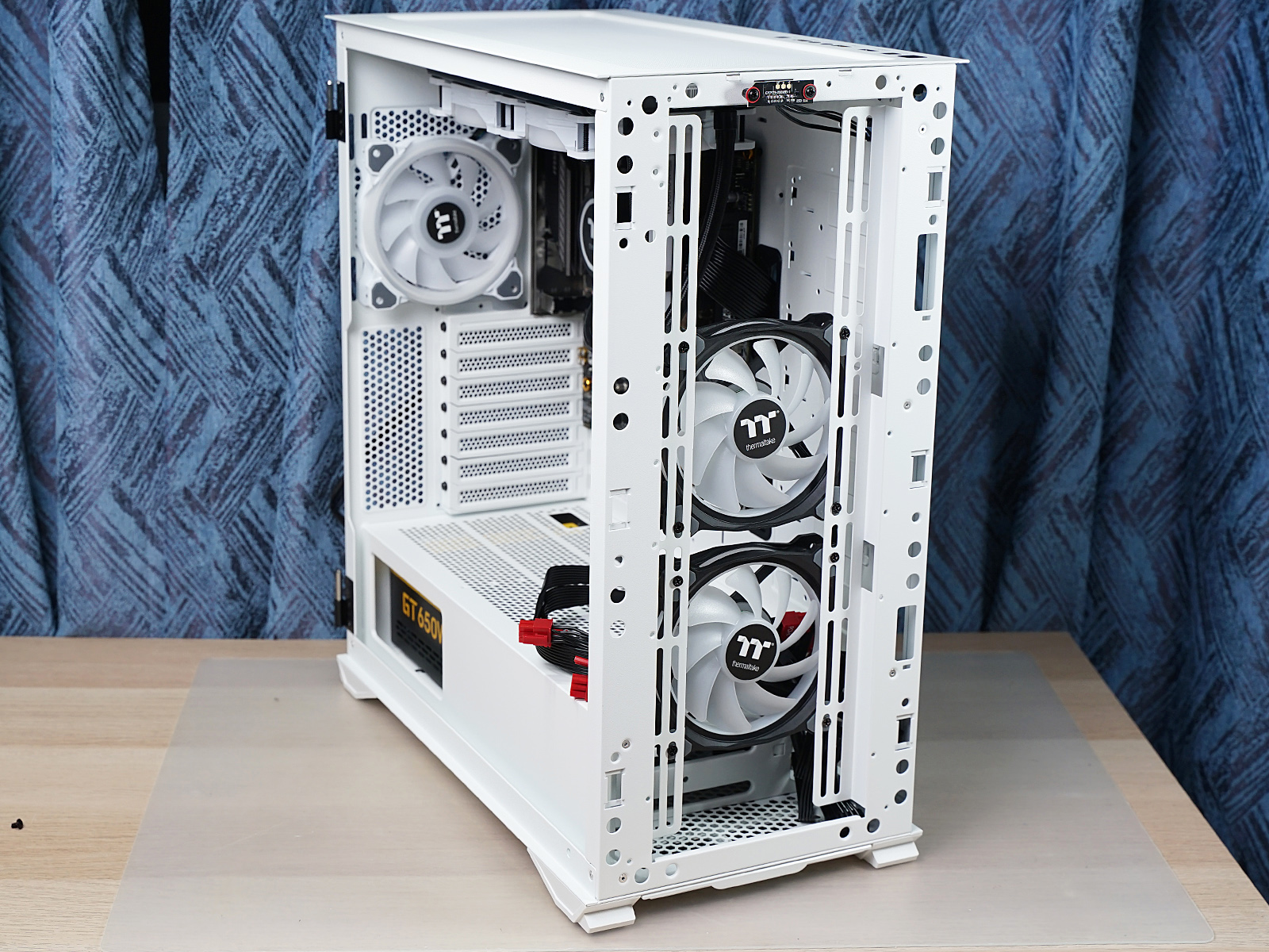 秀桌面：送老婆RGB全家桶PC，钱都花在光效上的感觉真棒