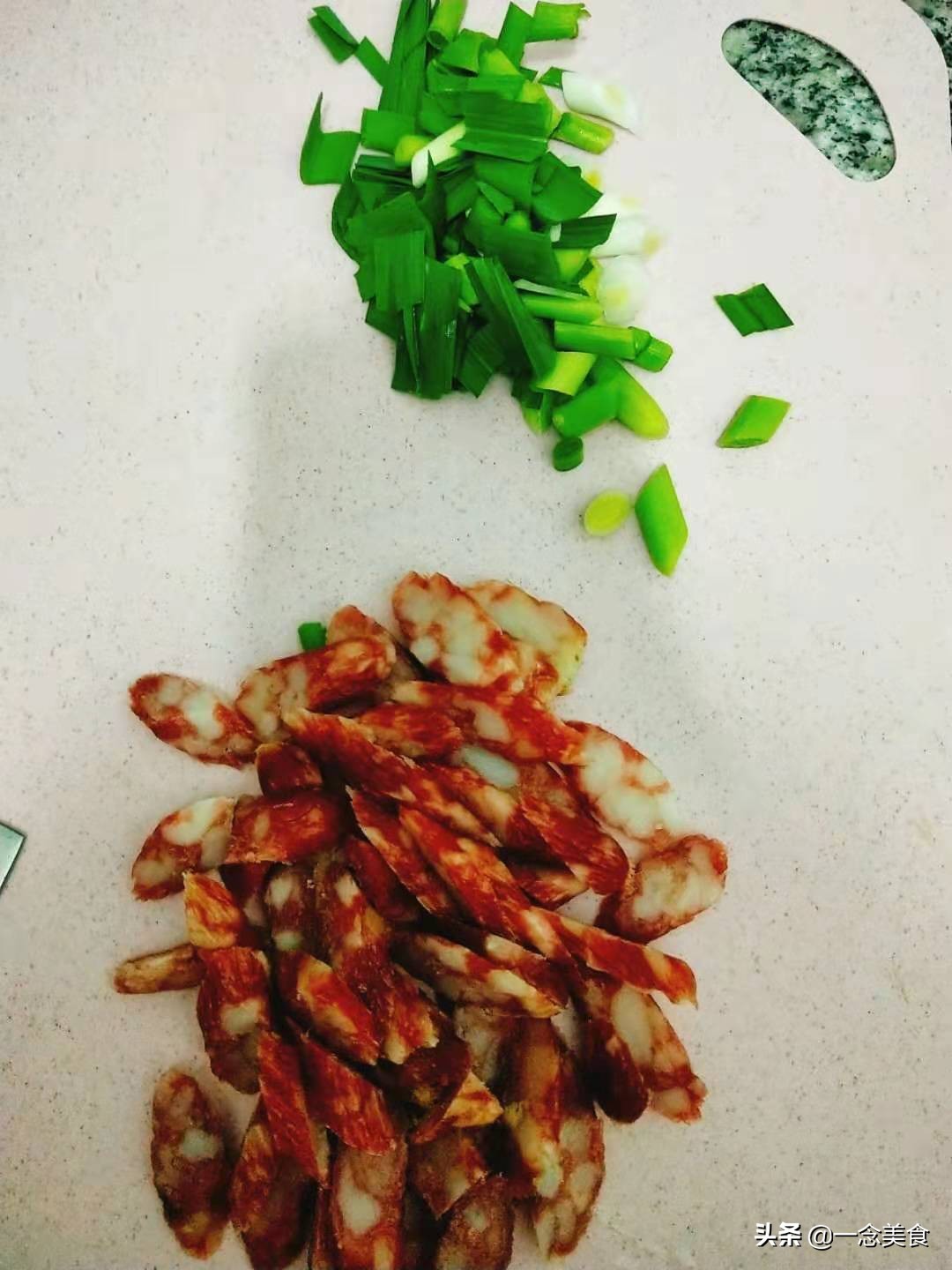 今日美食分享腊肠炒芹菜,潮汕美食腊肠炒西芹