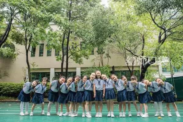 毕业最创意的毕业照多人,毕业照用什么造型好看