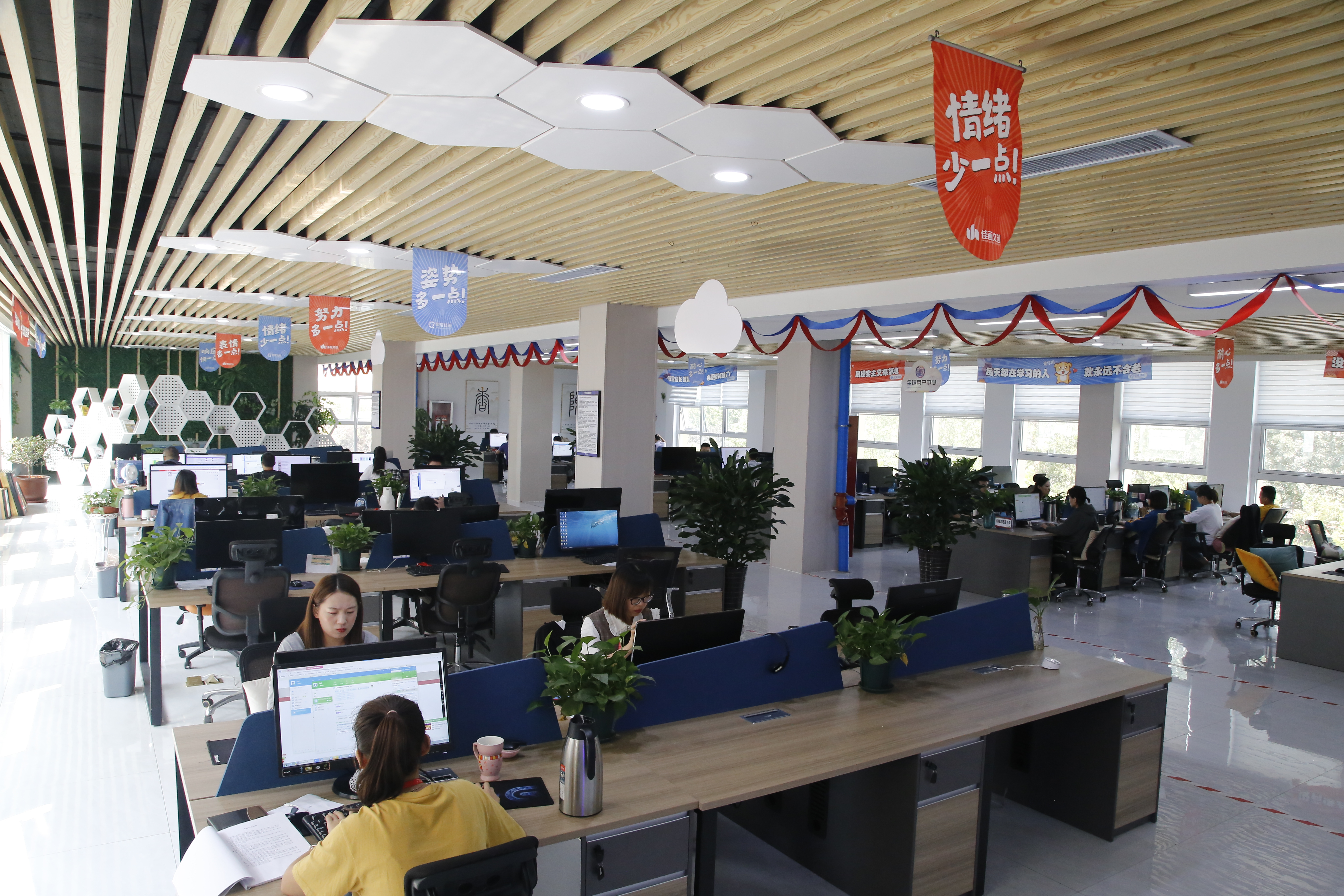 荣耀佳画装饰批发,高品质装饰画专业生产源头工厂