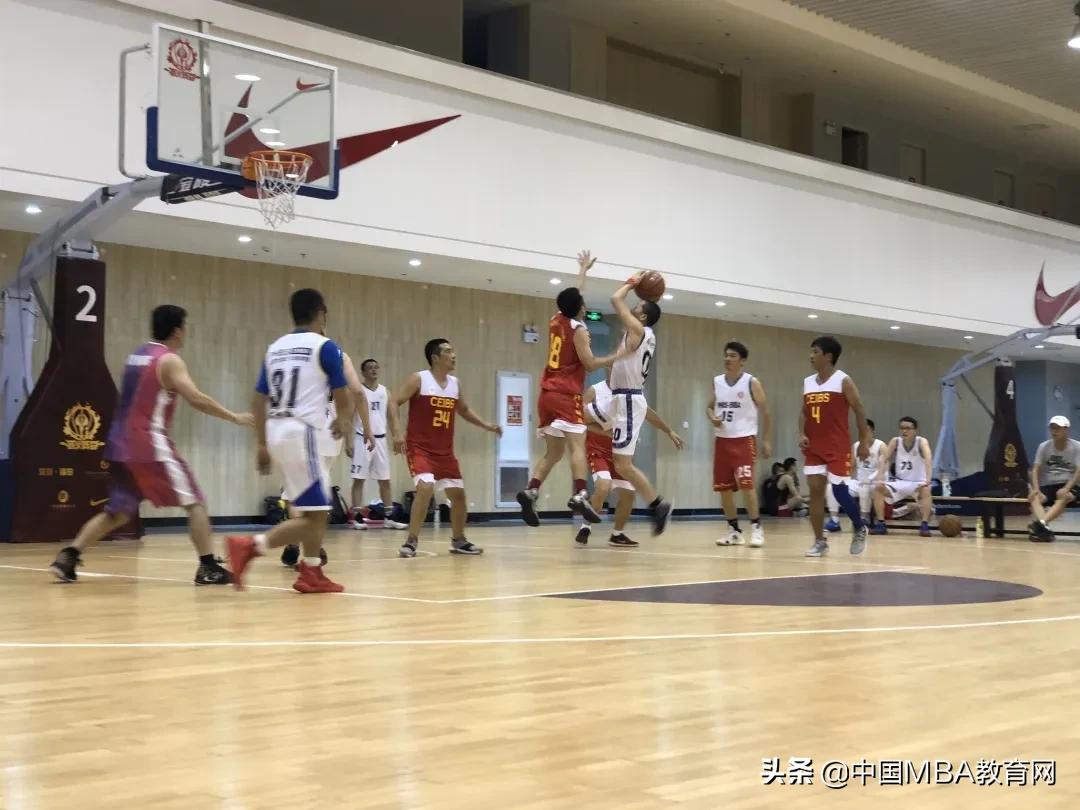 篮球友谊赛丨汇丰对阵中欧，一分险胜