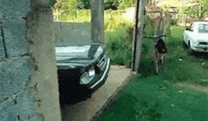 “老婆居然穿这种裤子出门，难怪大家都在看她，太丢脸了！”哈哈