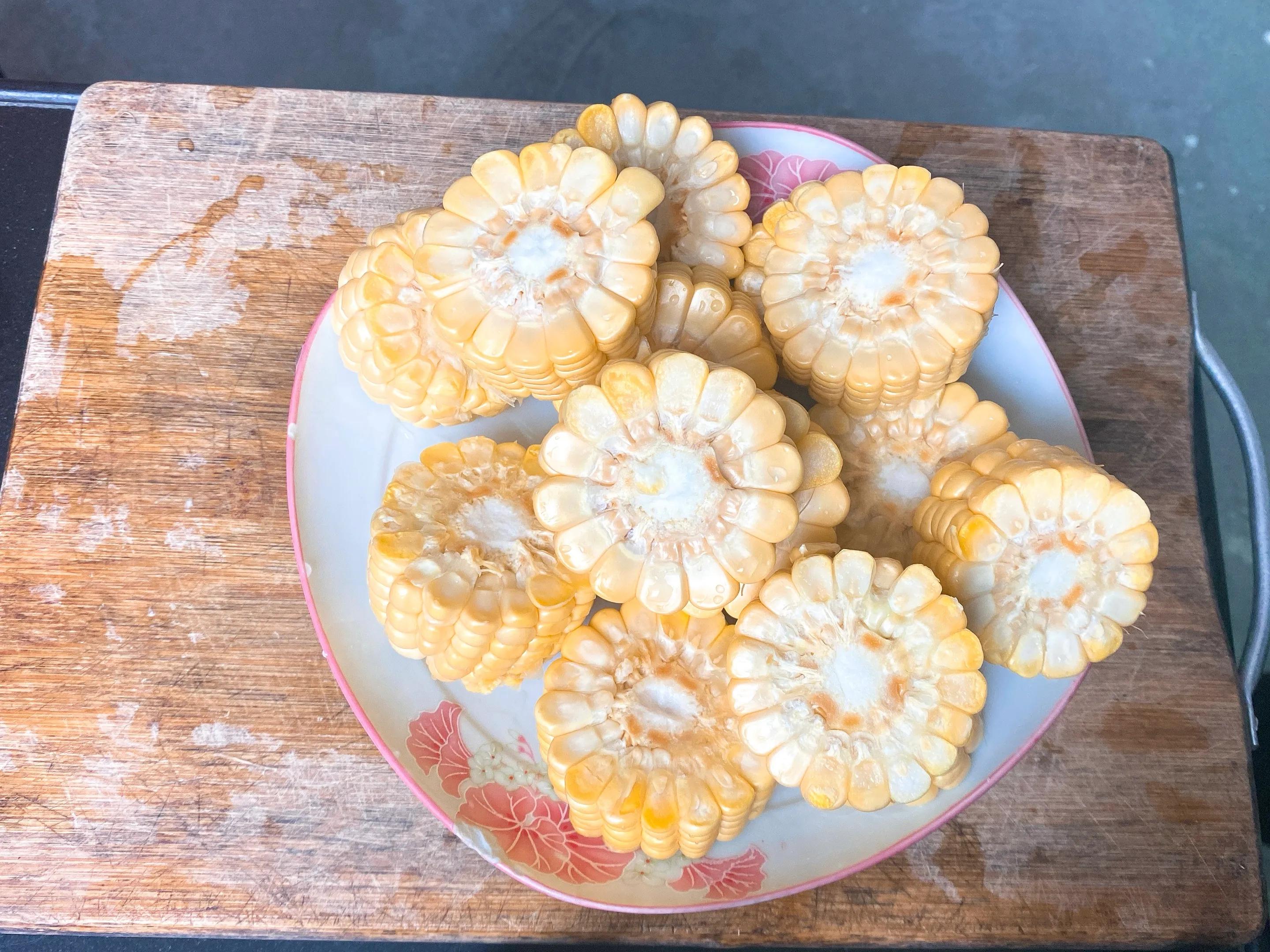 玉米排骨莲藕汤放多少排骨,玉米莲藕排骨汤先放什么