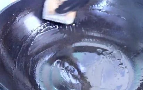 旧铁锅生锈粘锅怎么开锅,铁锅炒菜容易炸油是什么原因