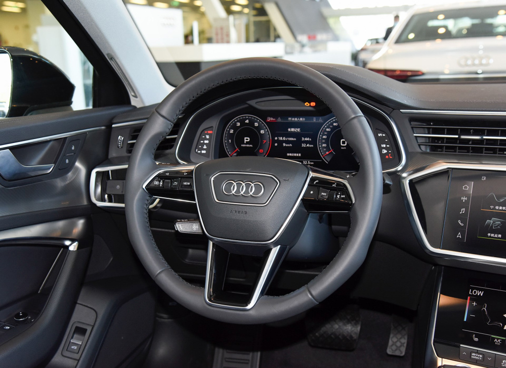 奥迪a6l乞丐版内饰,预算不到四十买啥车