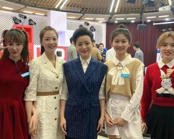 21岁浙江女孩成领诵员，曾备受杨澜喜爱，网友：别人家的孩子