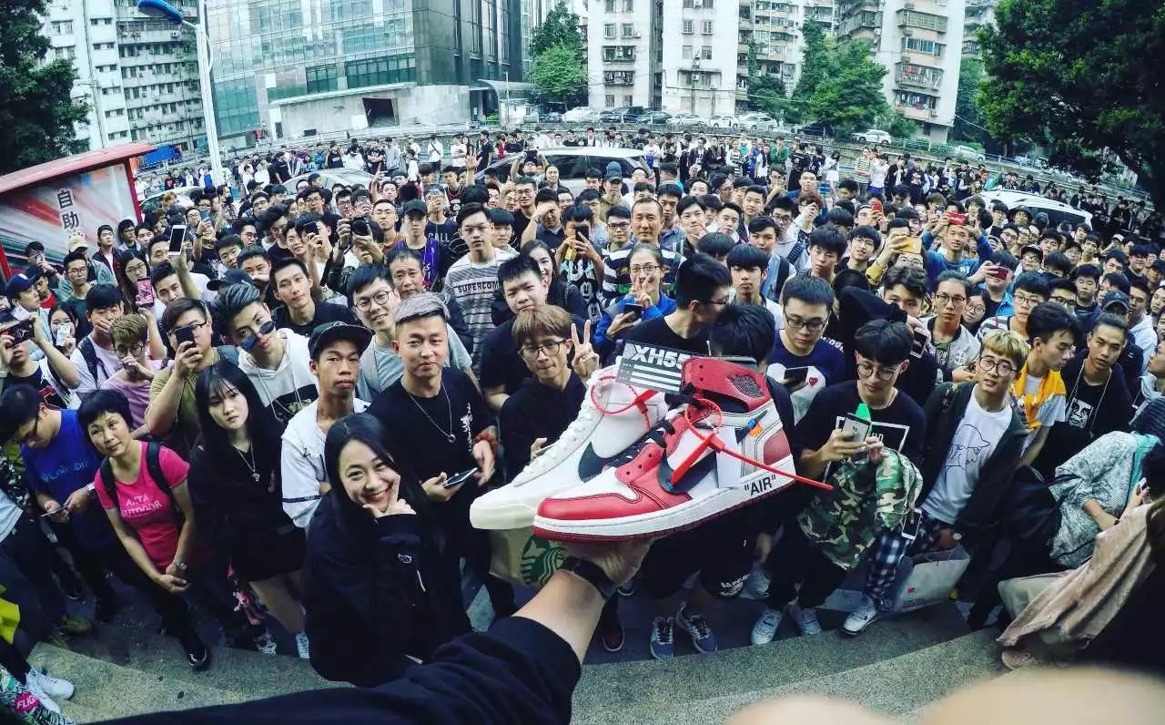 从网上买到的便宜aj,官网买原价aj1