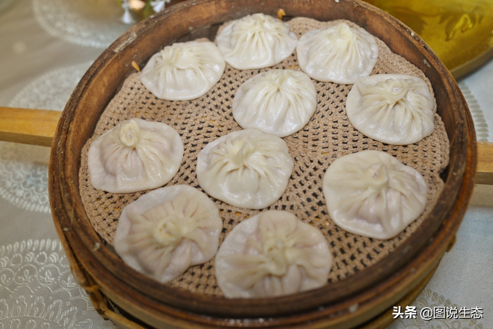 华灯初上，开封香飘夜空，叫卖声、欢笑声构成夜市版的清明上河图