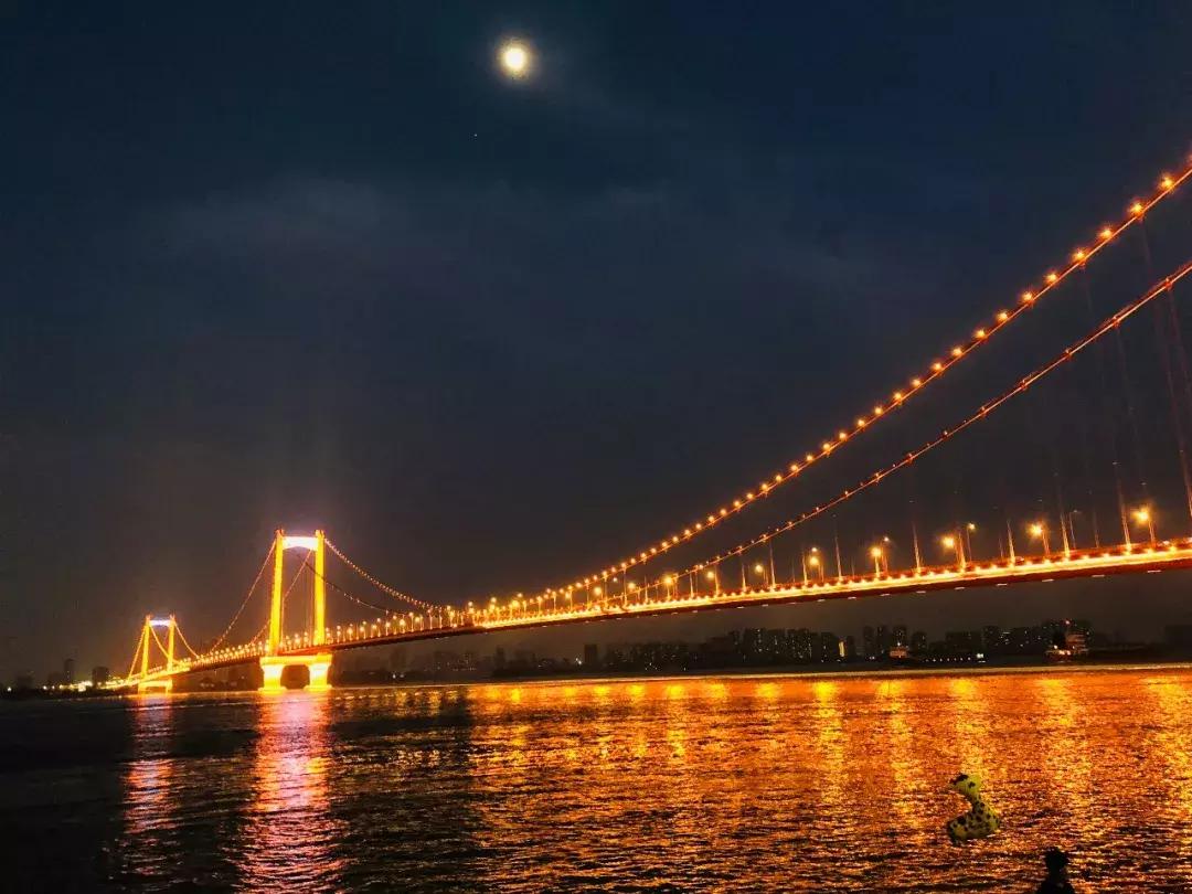 来汉*江阳**滩吧！抗“炙烤”夜跑看“纳凉”百态