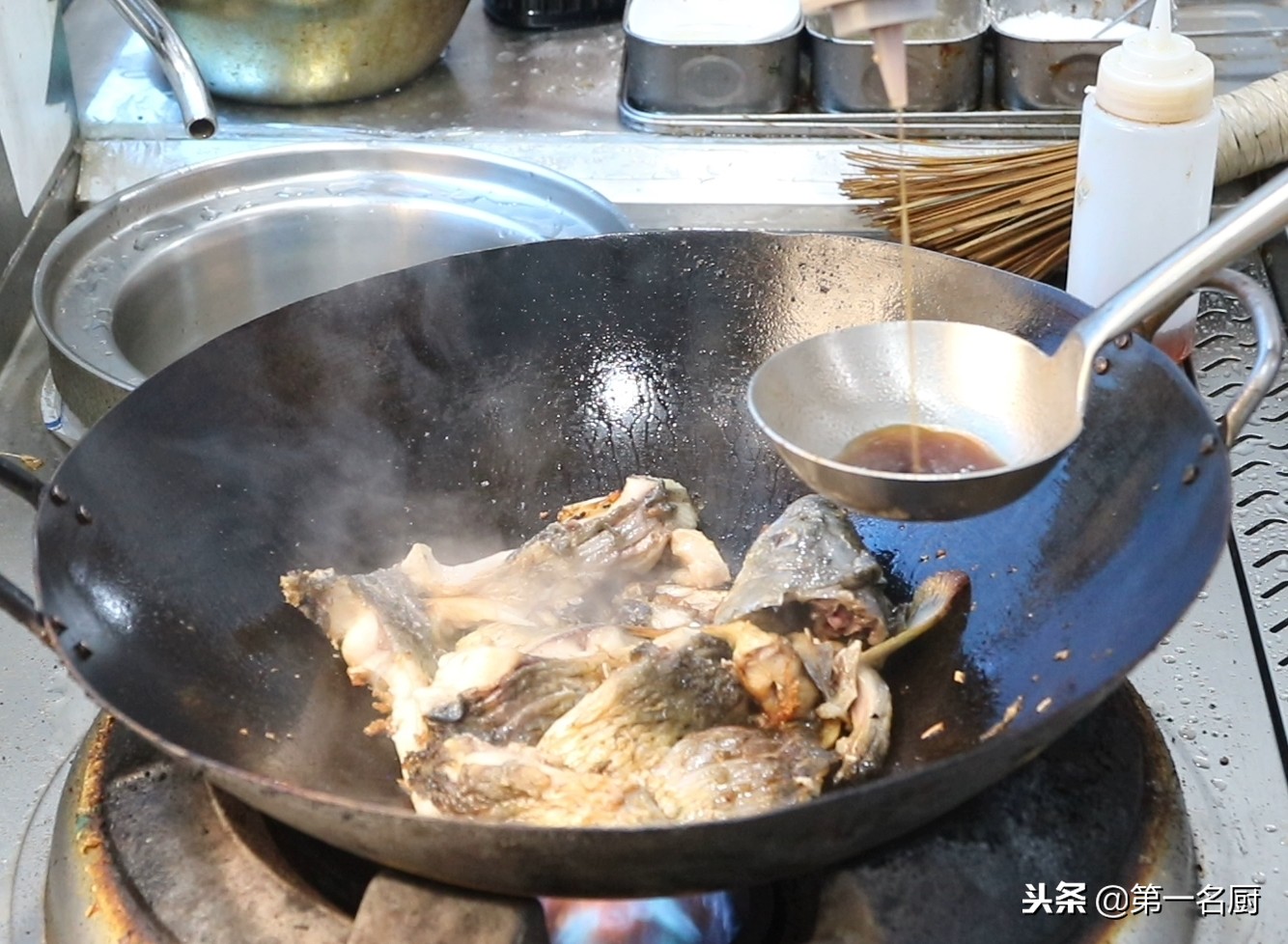 大厨分享煎焖鲤鱼家常做法,不腥不腻,肉质鲜嫩,学会在家轻松做