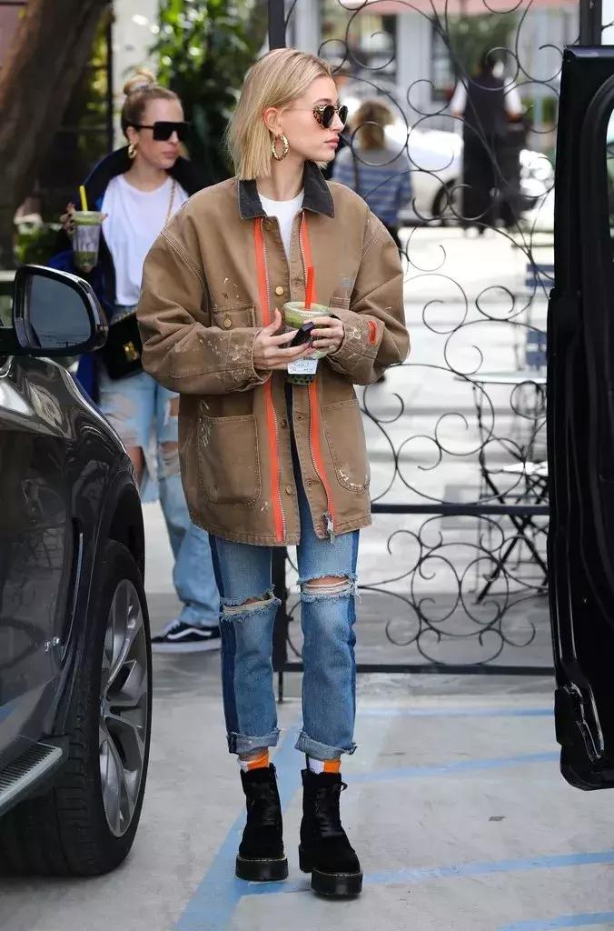 别再露脚踝了今年露袜才是王道,今年流行的露袜穿搭你知道吗