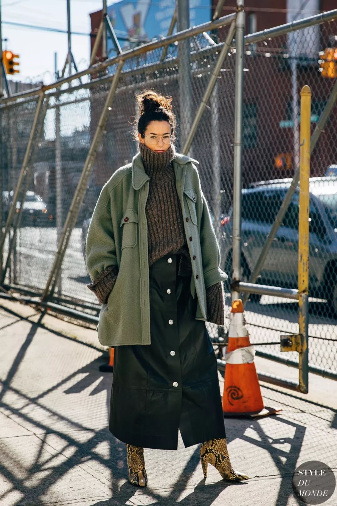 搭靴子穿的裙子秋冬款,裙子靴子秋冬搭配图