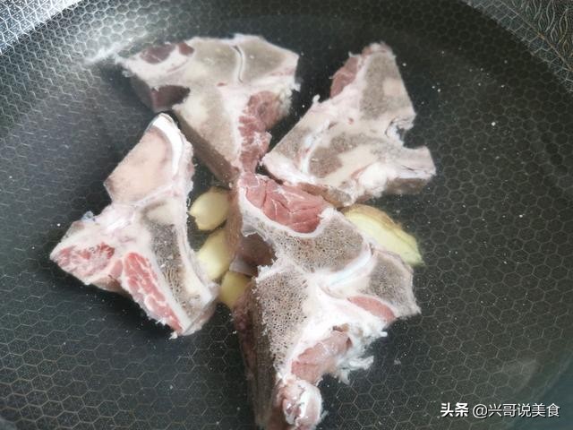 猪大骨熬汤好还是脊骨熬汤好,猪大骨熬的白汤有什么