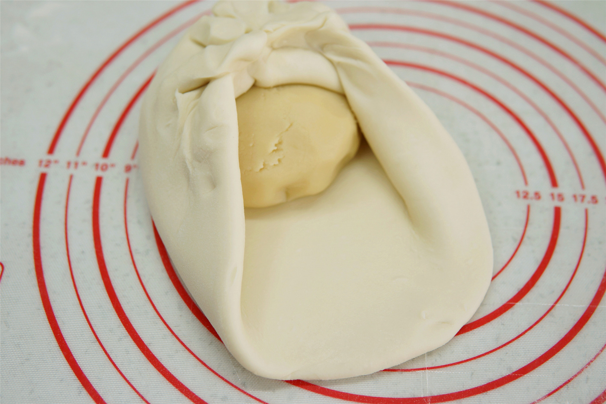 怎样做酥皮月饼既酥又软,中秋节自己做酥皮月饼简单方法