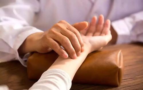 中医认为身体湿气重，易致慢性病！四个征兆判断是否湿气过重