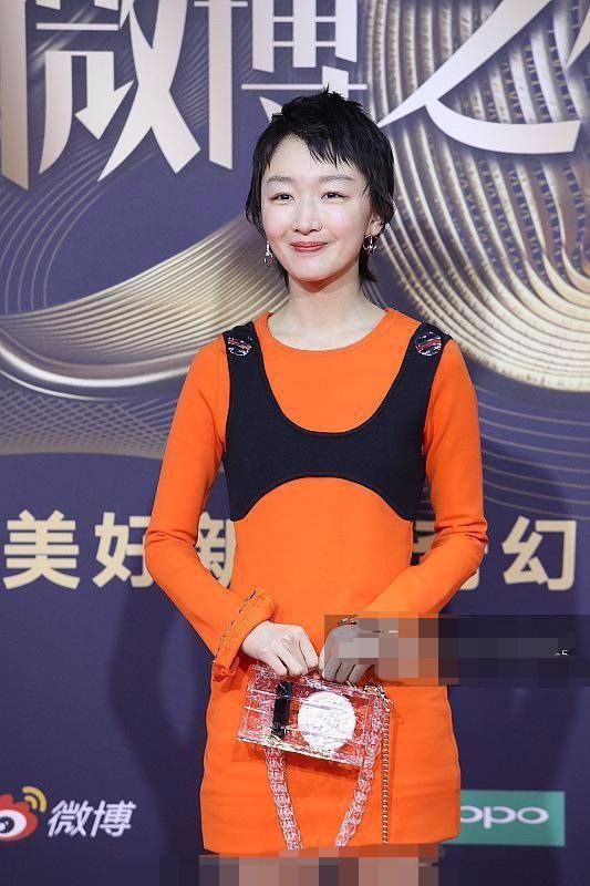 周冬雨橘色,周冬雨粉马甲