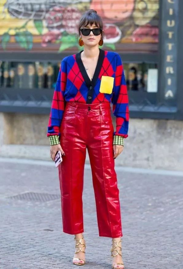 长款v领毛衣怎么穿内搭什么,秋冬季节v领毛衣的5个搭配技巧