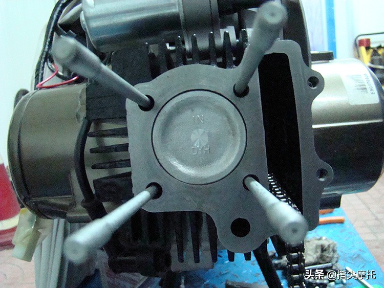 摩托车冒黑烟烧机油怎么回事呀,摩托车烧机油喷白烟解决方法