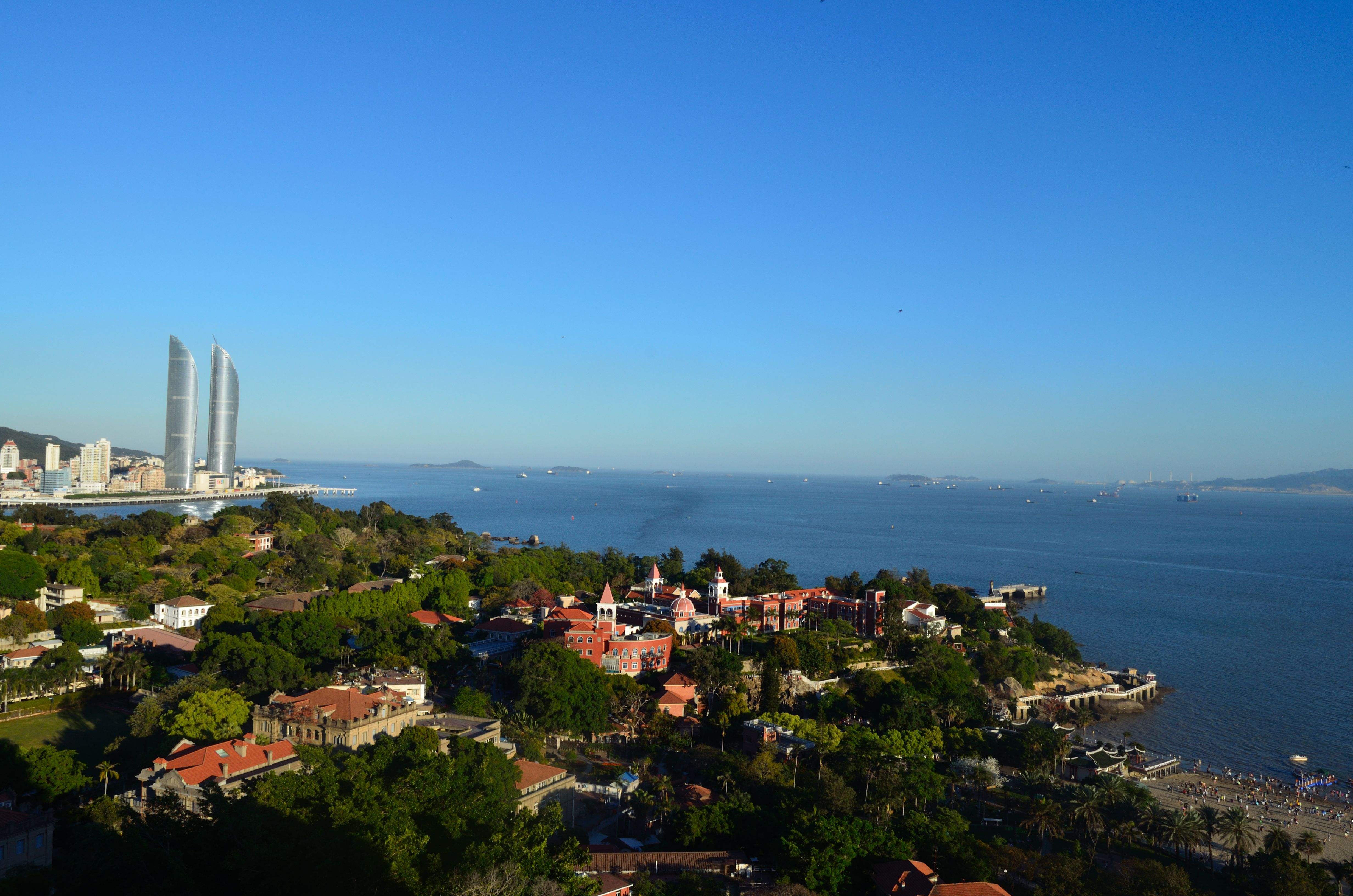 100多年，鼓浪屿从采石场、乱坟岗到公共租界，再到著名风景区