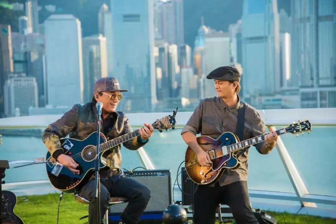 香港无人街头，许冠杰开了场一个人的演唱会，255万人观看！