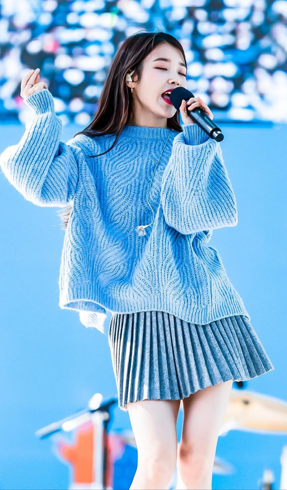 IU李智恩现身米兰,身穿军绿色风衣,是印象中的初恋脸没错了