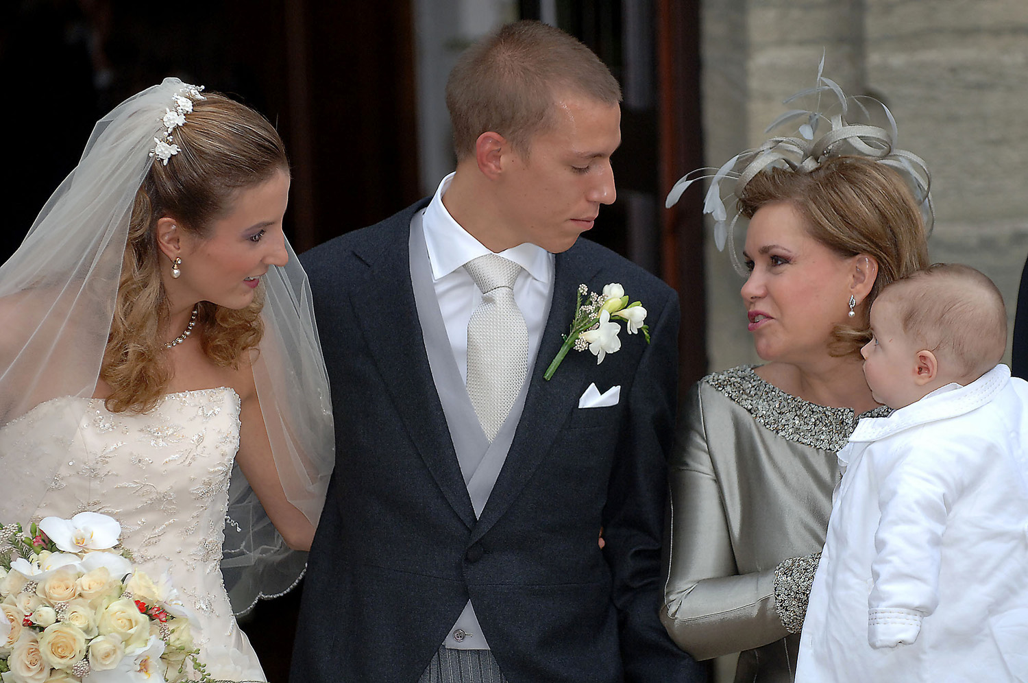 卢森堡前王妃发问，哪个头饰最好看？照片引发回忆，还难忘旧情吗