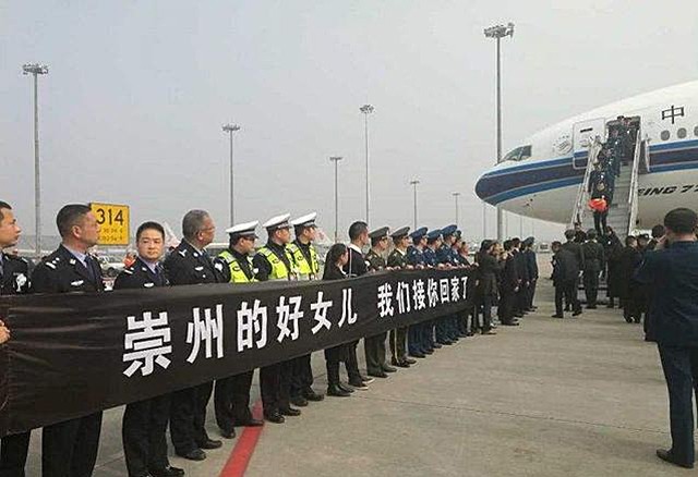 金孔雀余旭的最后一程：36万群众手捧菊花送别，墓前4架飞机模型