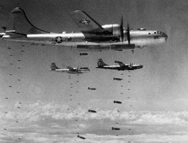 麦克阿瑟要向中国投原*弹子**，被杜鲁门撤职，毛主席一语道破其软肋