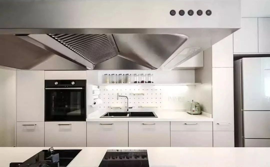 客厅阳台一体办公桌,主卧衣帽间加办公桌