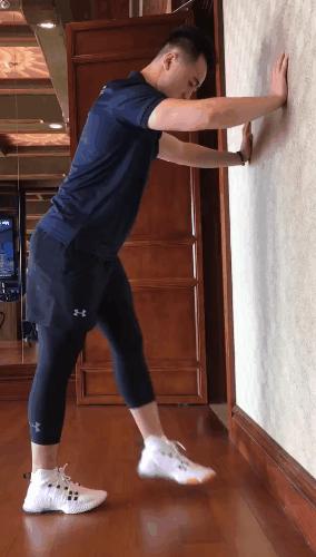 一个简单训练前保护脚踝的方法,伤病后增强脚踝力量的训练方法