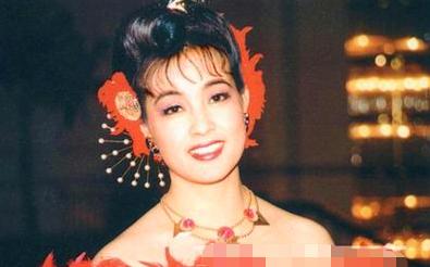 69岁刘晓庆和妹妹罕见同窗照片,刘晓庆的家庭背景