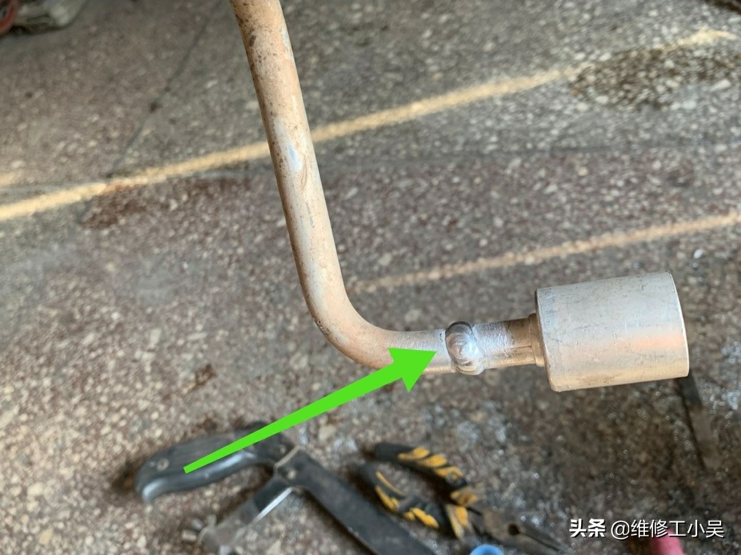 空调修理师傅泄漏氟利昂,汽车空调管道漏氟维修多少钱