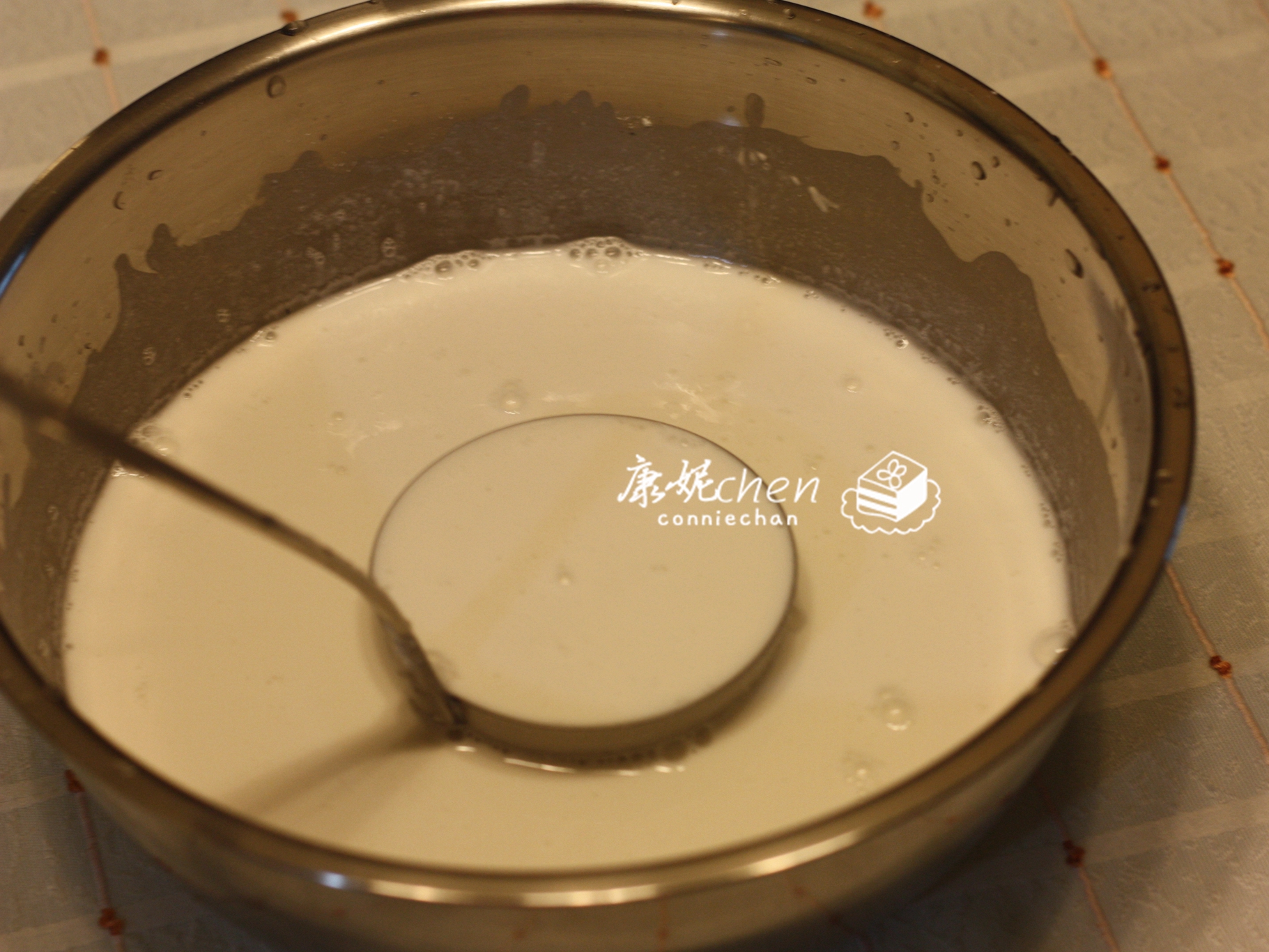 它用大米做的，做法简单，晶莹剔透，香滑可口，当早餐营养又好吃