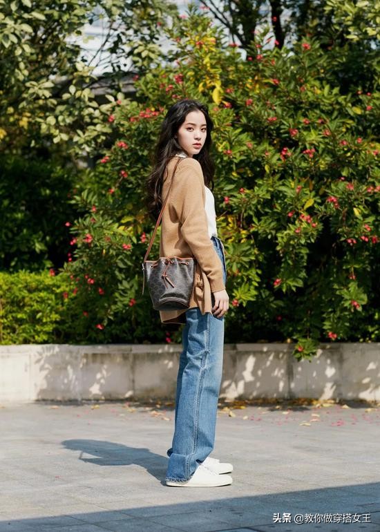 今年最火的喇叭裤窄版阔腿牛仔裤,今年最火的裤子显瘦喇叭裤