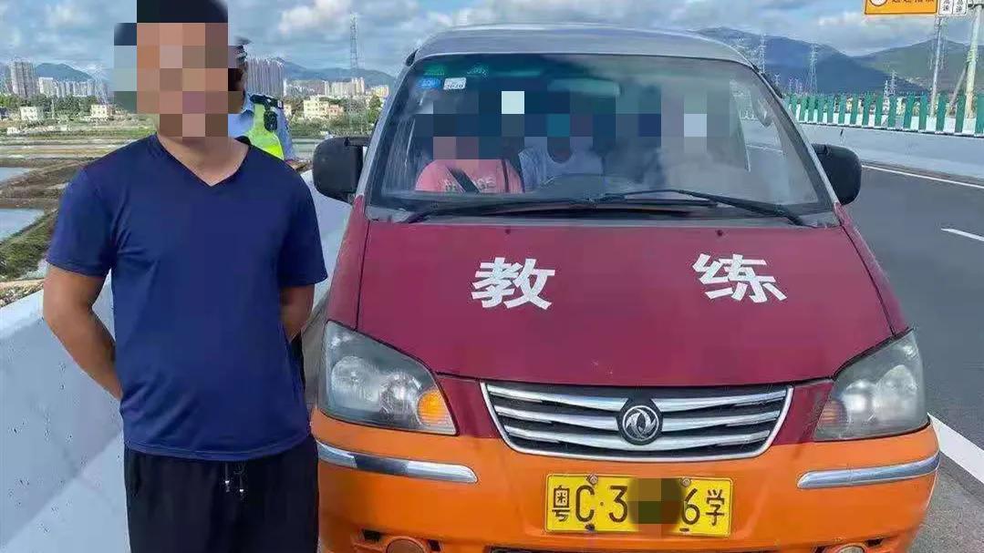 教练带学员超员,学员坐教练车没系安全带罚谁