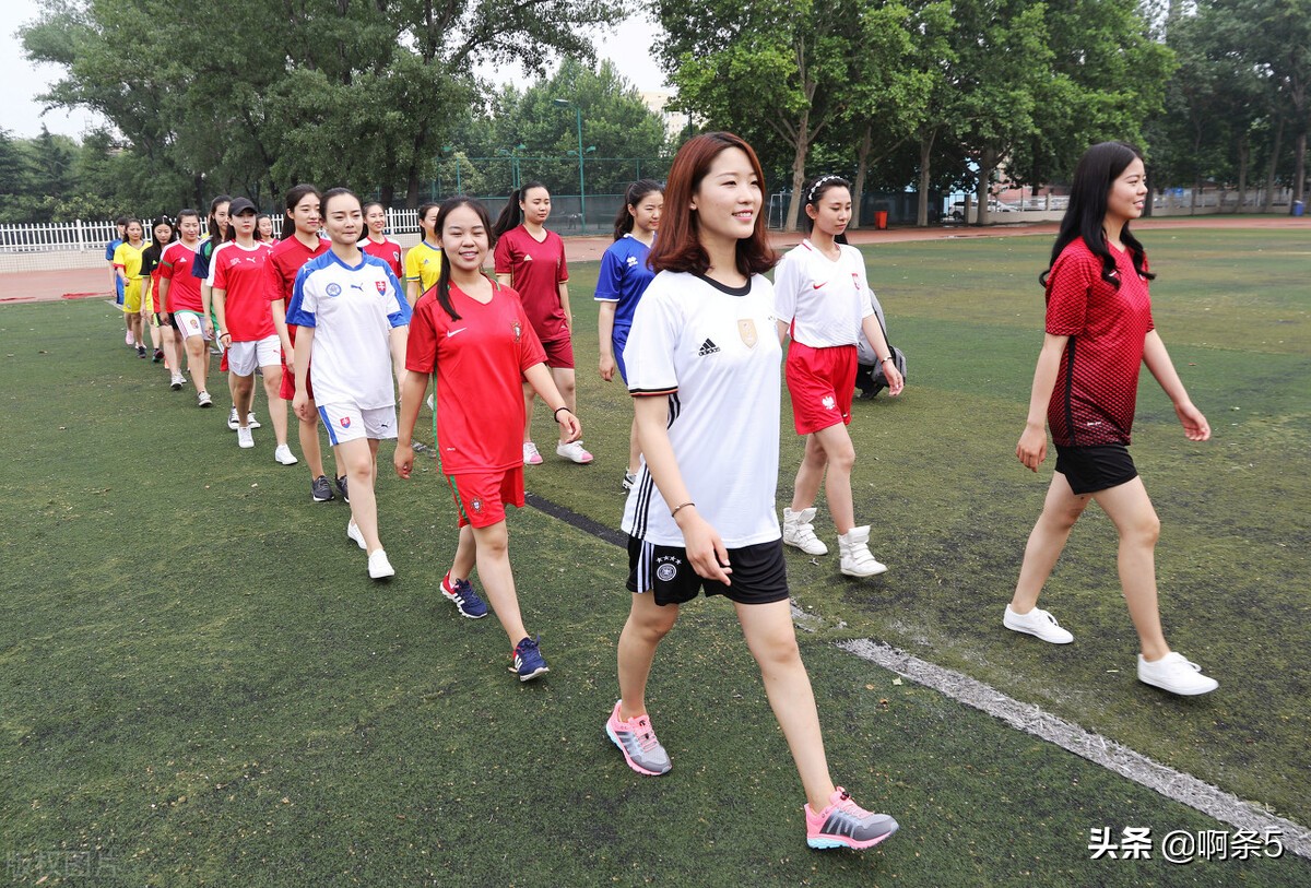 喜欢足球的男生是怎样的,为什么男生都喜欢看足球比赛