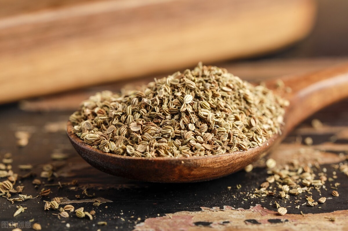 路边1种白花“别乱采”,老农说它危险又迷人,土话叫“雄蛇草”