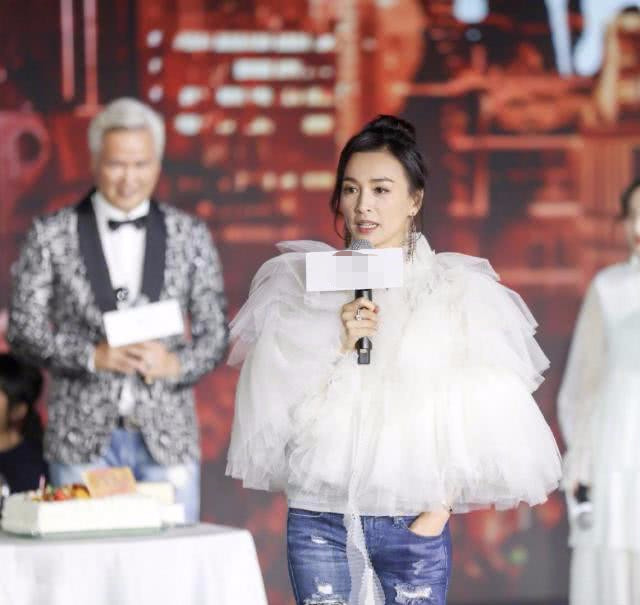 张庭出席穿红色上衣黑色裙子,48岁张庭穿搭