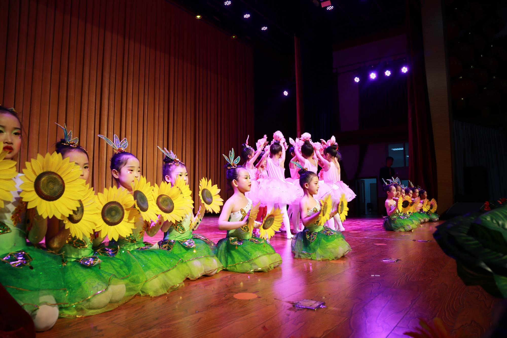 金鸡艺术《舞动人生梦想起航》专场晚会在青少年活动中心演出